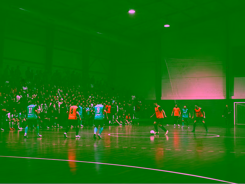 Futsal meccs nézőkkel az oldalvonal mentén