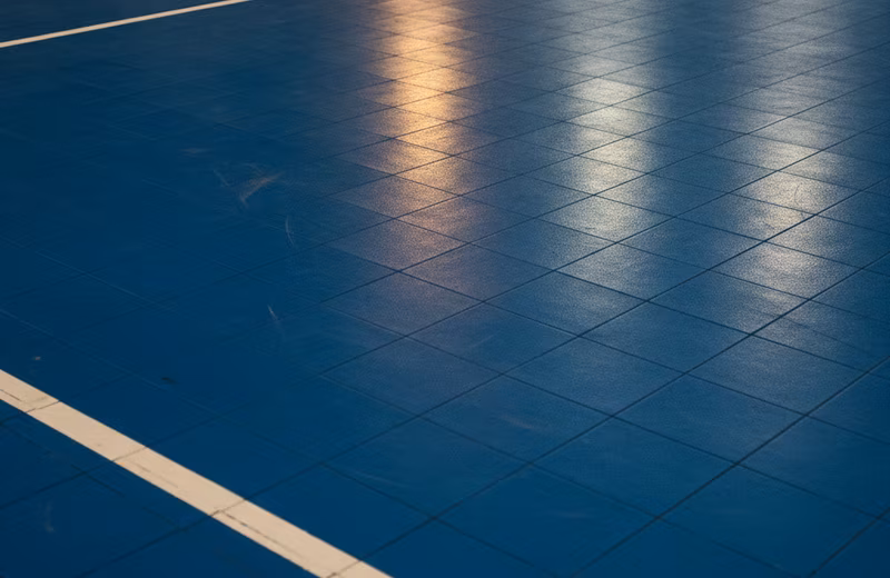 Kék futsal borítás fehér vonallal közelről