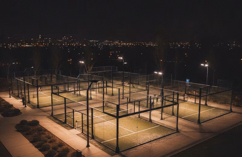 A padel pályák este, kívülről